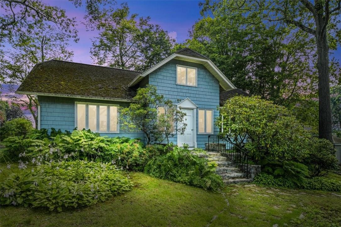 Welcome to 8 Ridge Lane on sought after Mahopac Point!
