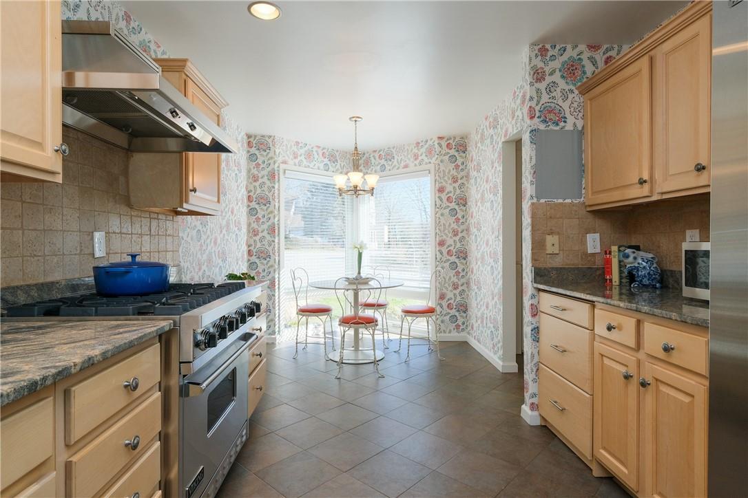Sunny eat-in kitchen!