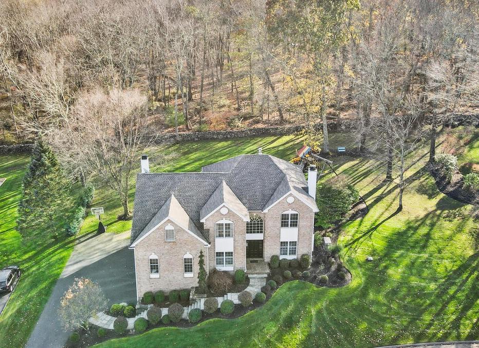 Welcome to 7 Trotter Dr. Nestled in the desirable Salem Chase community in North Salem.