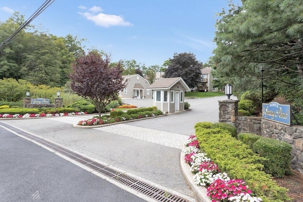 The Hamlrt on Spring Pond is welcoming in all seasons of the year but none more so than in the lushness of the summertime with beautifully landscaped grounds full colorful impatiens, stone walls, and…..