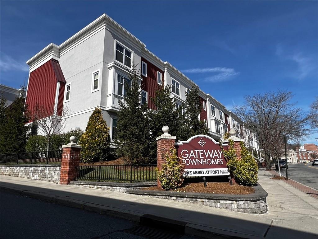 Glorious Gateway Townhomes, your gateway to all that friendly Peekskill has to offer!