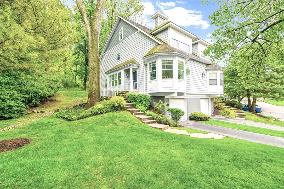 Located at the end of a cul-de-sac, this townhouse is surrounded by lush greenery.