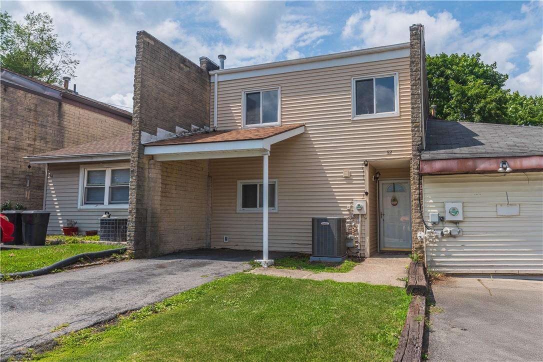 Spacious contemporary townhouse with lots of amenities.