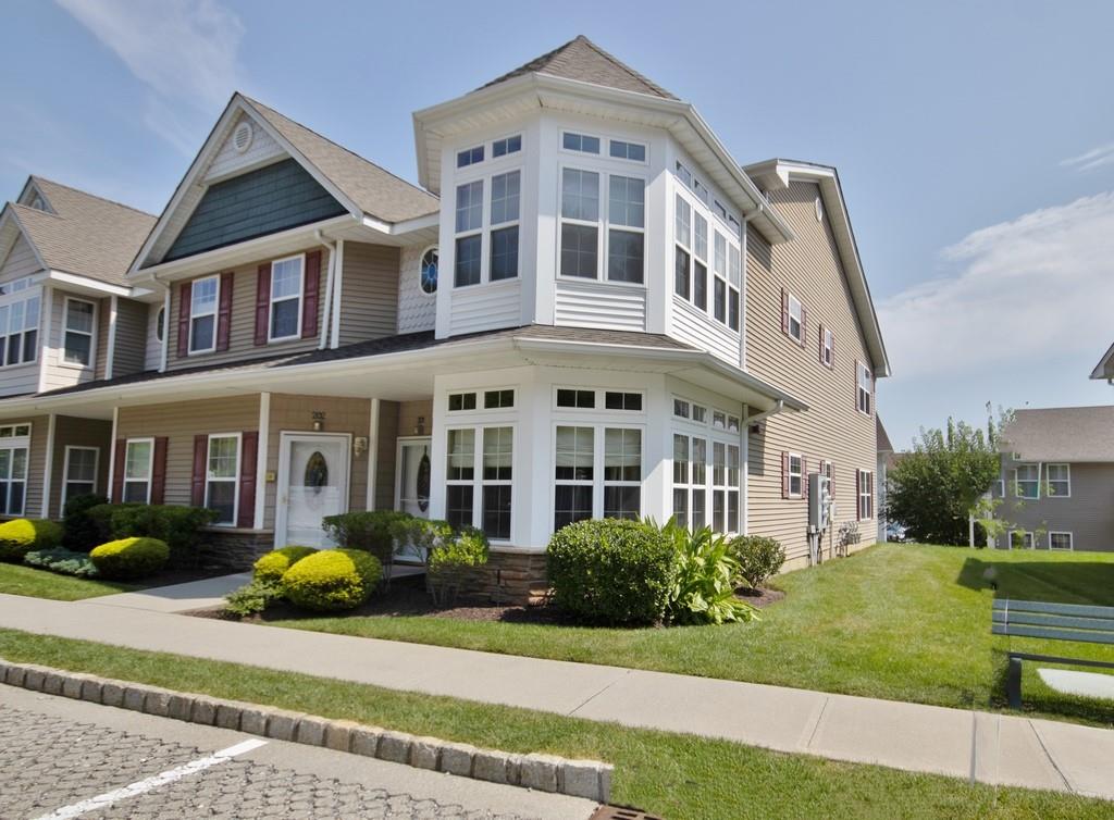 Victorian Style 2 Bedroom Condo NO STEP ENTRY. Easy walk in-walk-out one level Garden Level Condo