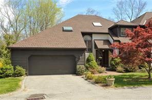 Great end unit, so private. on a very quiet culdesac in a beautiful townhome community. Enjoy your time off without worrying about lawn maintenance or plowing or shovelling! Minutes to train and hiway, but oh so peaceful.
