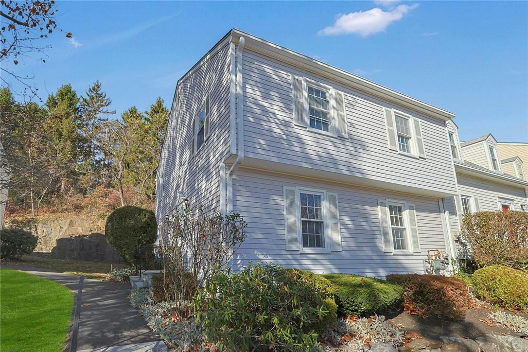 Large two-story END-UNIT