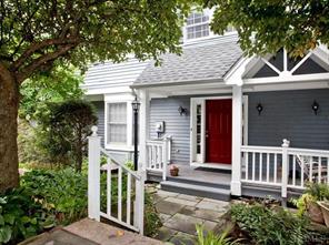 Welcome to 149 King Street #13. Enjoy a 'cul-de-sac feel' in the 'Heart of Chappaqua'. Renovated Townhome features 3 Bedrooms and 3.1 Baths. 5-minute walk to shops, restaurants, middle school, library, and train to NYC.