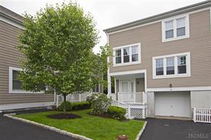 Lovely End Unit townhouse in Brookridge court. Lovely private deck.