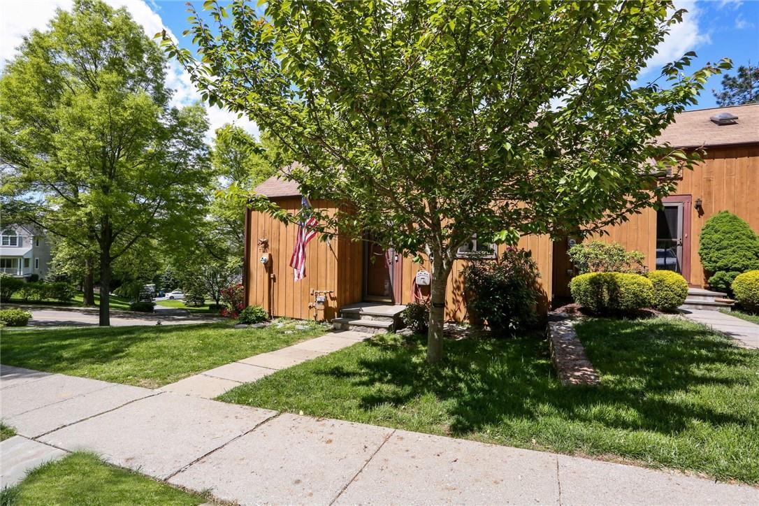 Beautiful light filled, end unit Town home, in sought after Scenic Ridge. This home is move in ready with plenty of up dates and a large private backyard