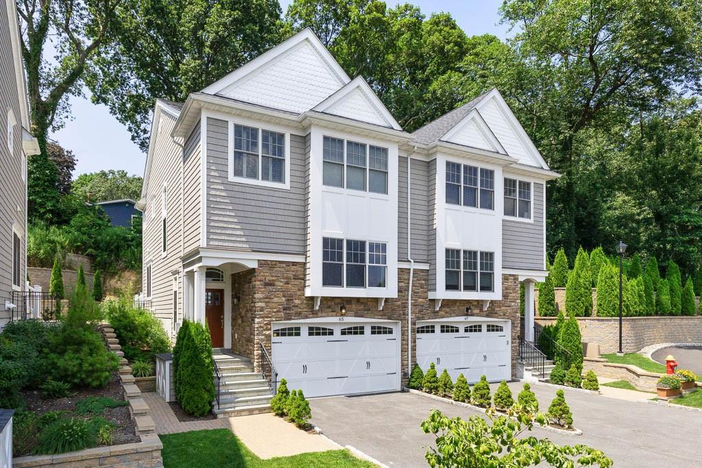 Carefree townhome luxury living!