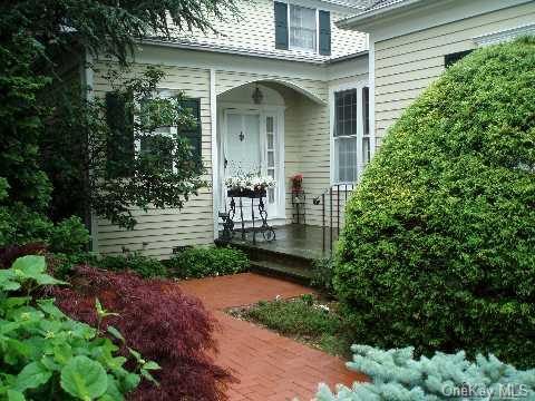Charming Williamsburg colonial entrance