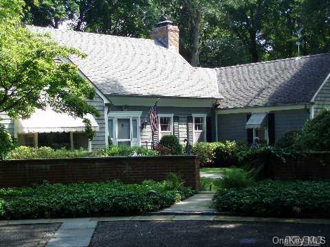 4 Matinecockl Farms Road
