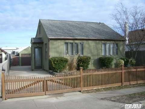 Quaint & Charming Ranch! Village amenities!