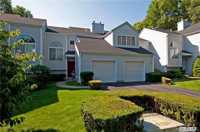 Front of house w/garage