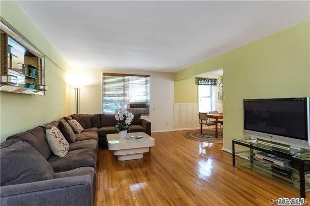 BRIGHT LIVING ROOM