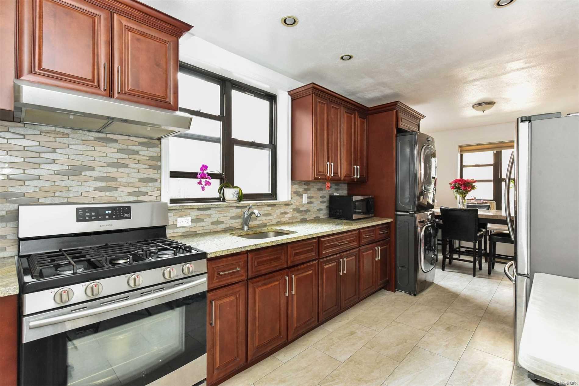 Renovated Kitchen With Full Size Washer/Dryer