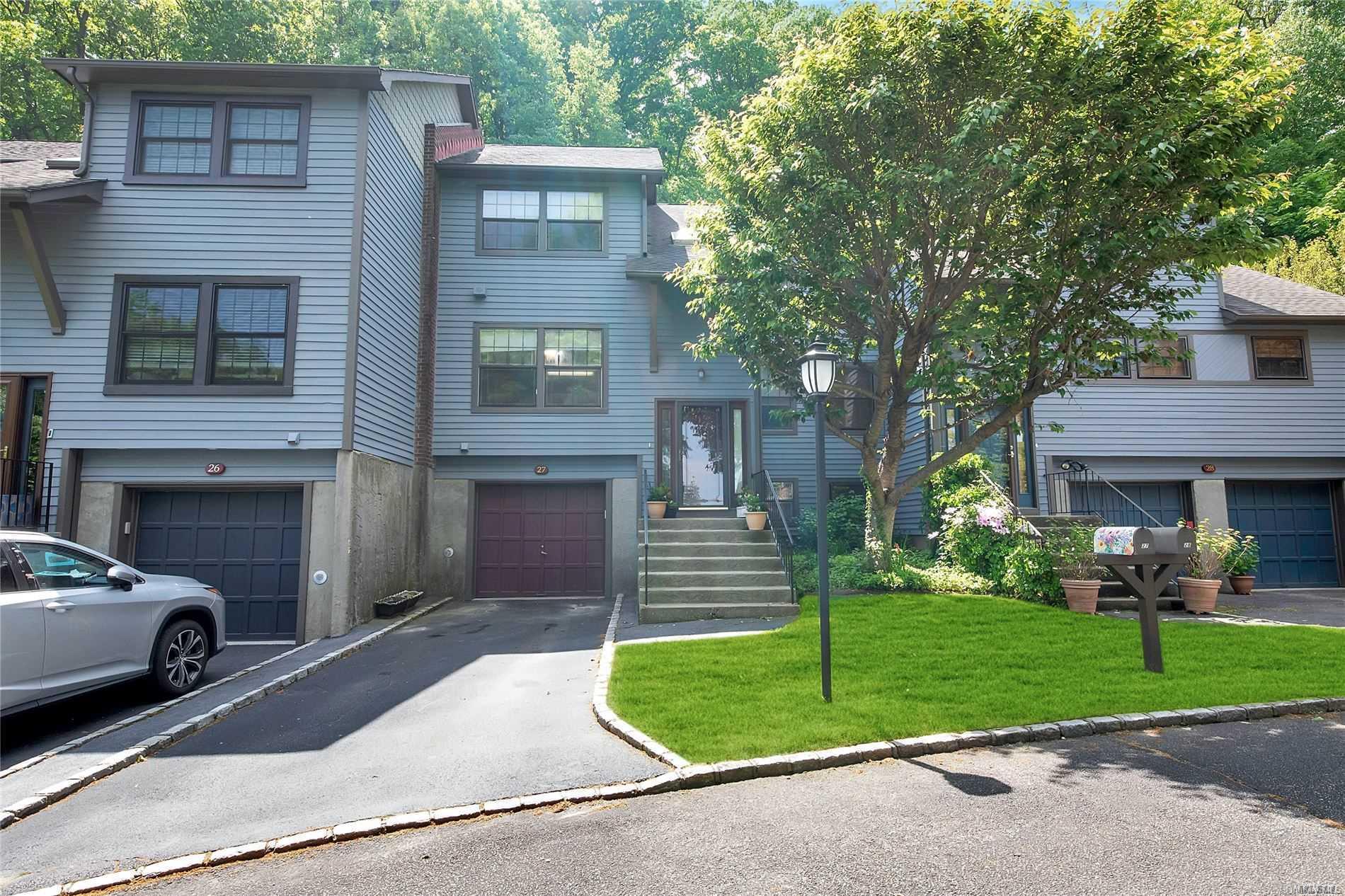 27 Derby Ct, Oyster Bay