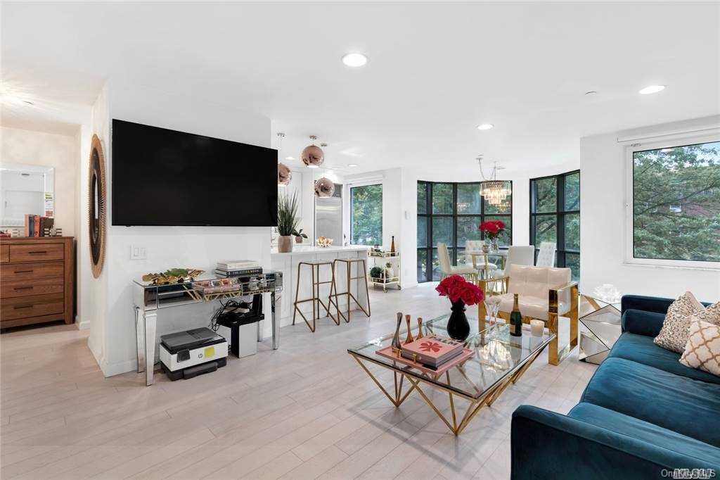 Living Room / Dining/Sun Alcove / Breakfast Counter