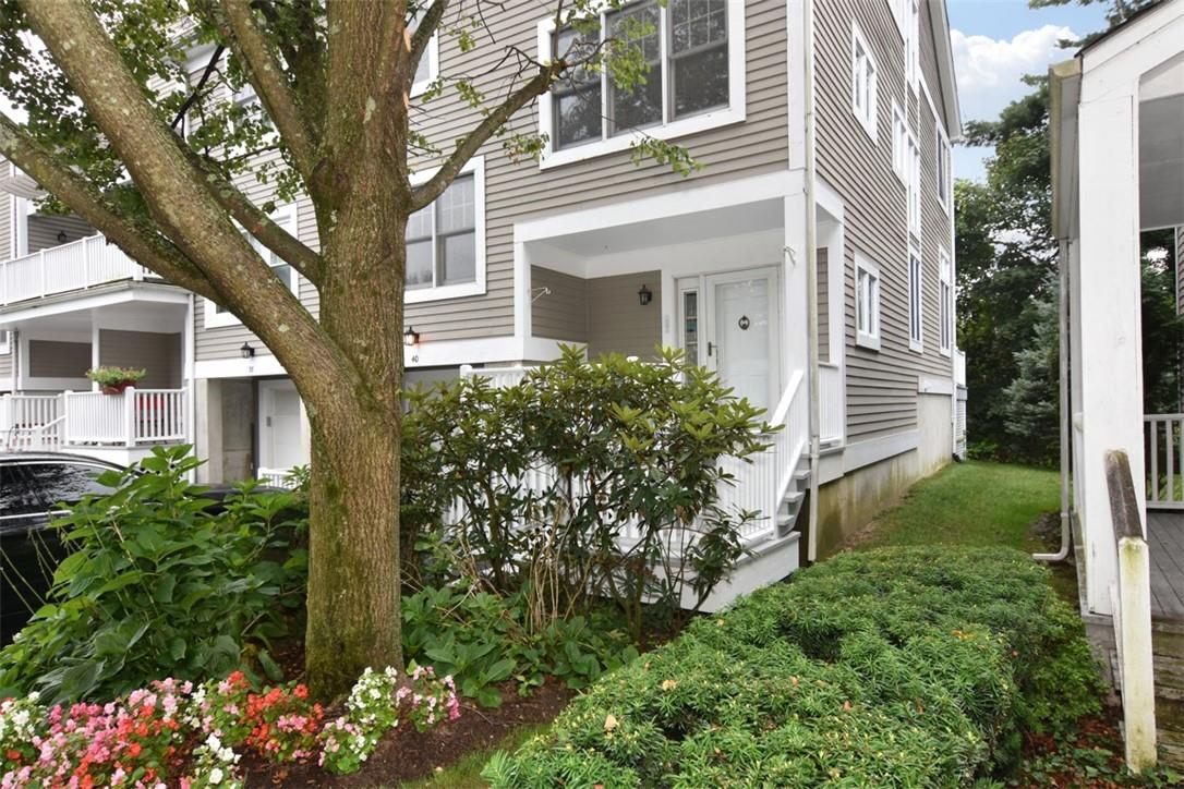 40 Brookridge Court is a spacious and sunny end-unit