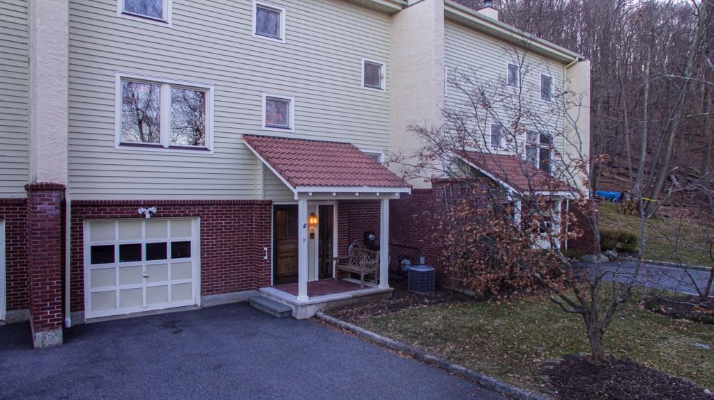 Welcome home to this turn key 2-bedroom town home in highly sought after Deer Ridge Community!