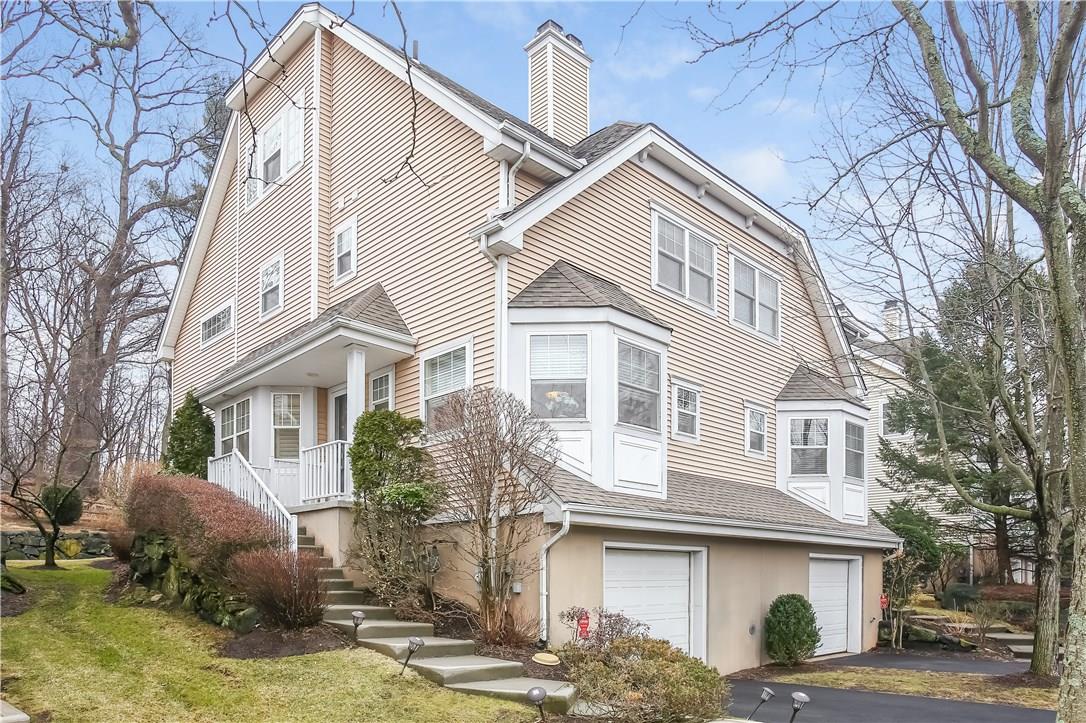 MINT CONDITION TOWN HOME IN WINDING RODGE.BUYING FOR THE FIRST TIME OR DOWNSIZING, THIS IS A WONDERFUL OPPORTUNITY TO ENJOY CAREFREE LIVING