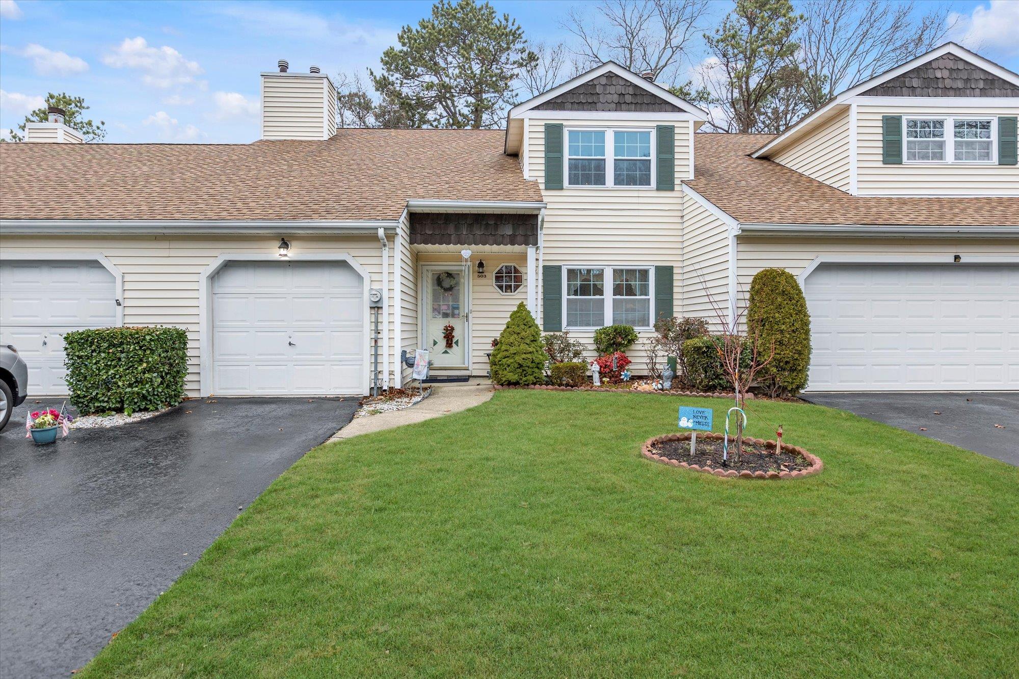 View of front facade with a front yard