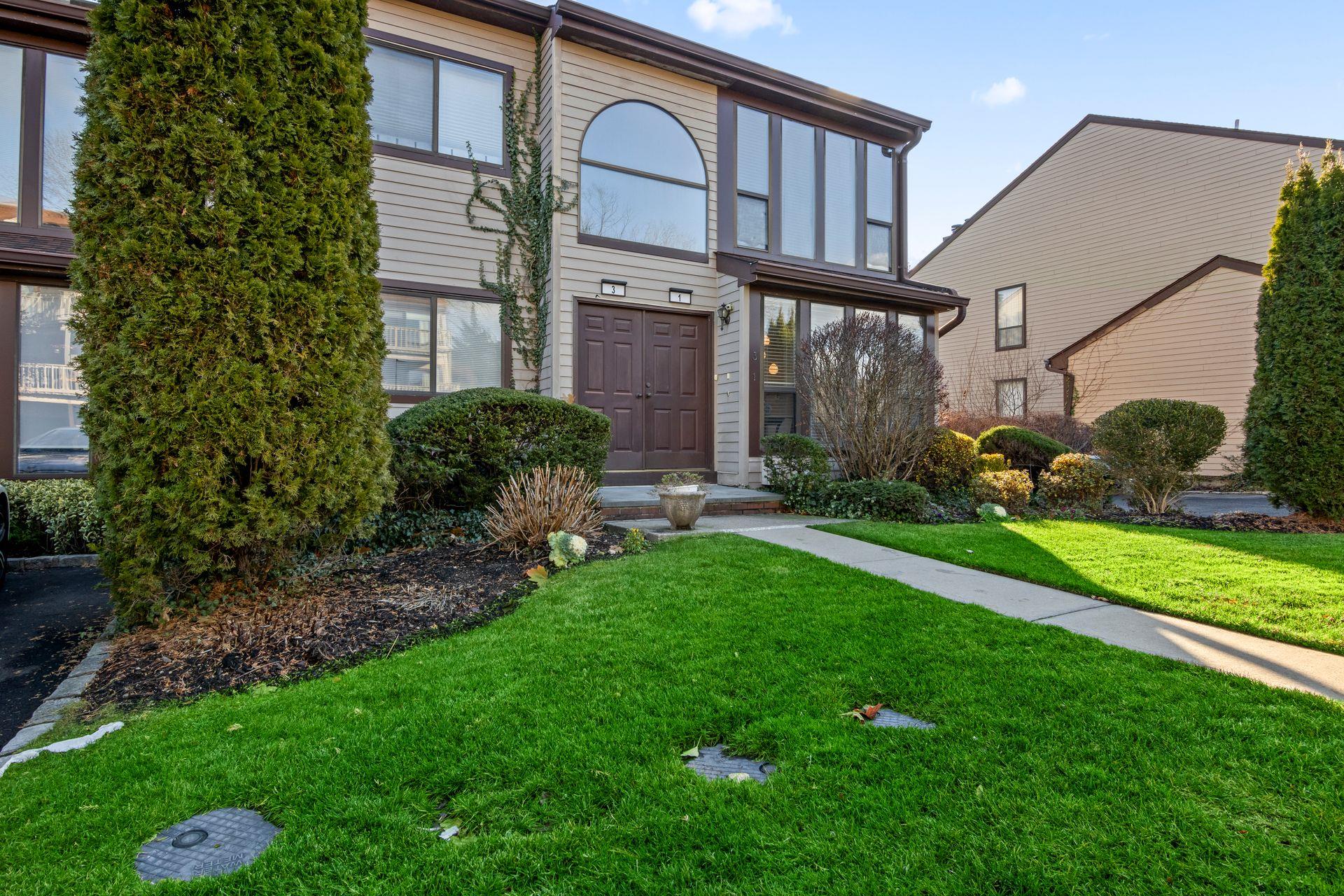View of front of home featuring a front yard