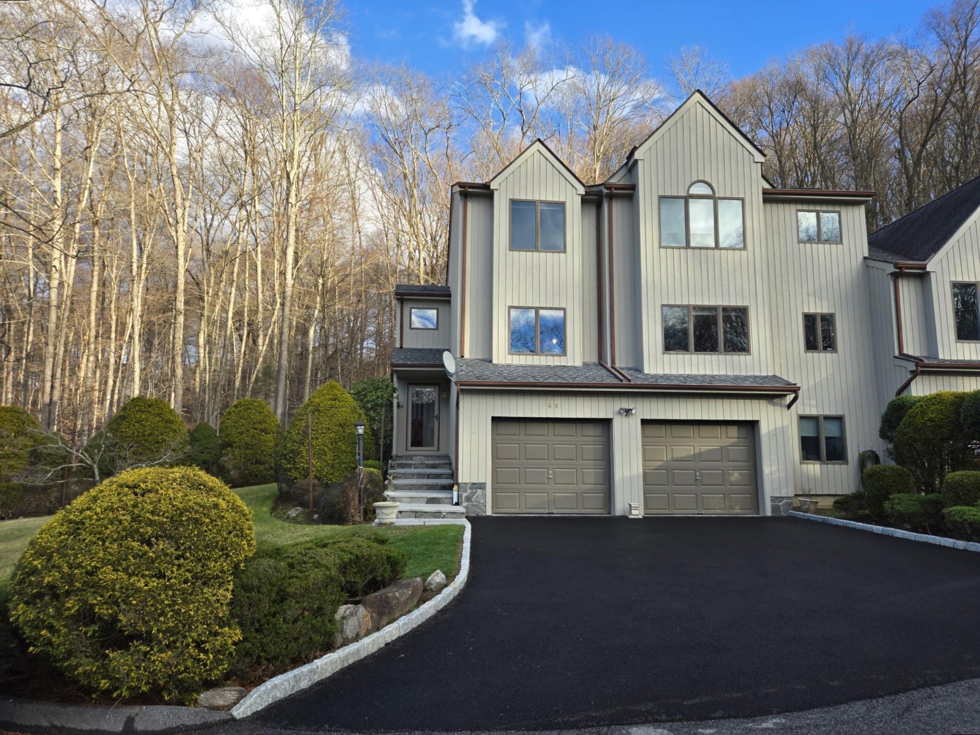 Large end-unit TOWNHOME with 2 garages.