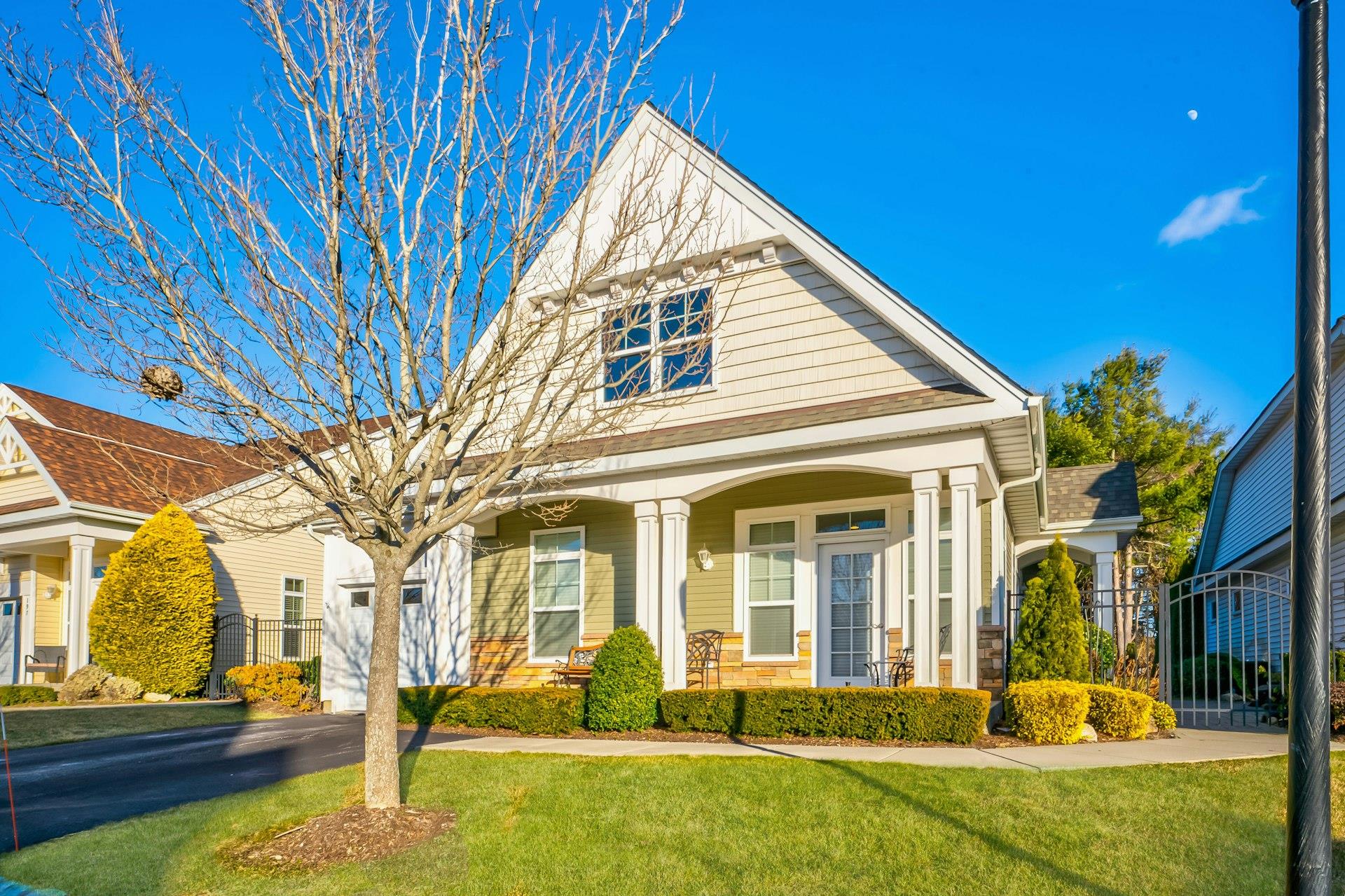 View of front facade featuring a porch and a front yard