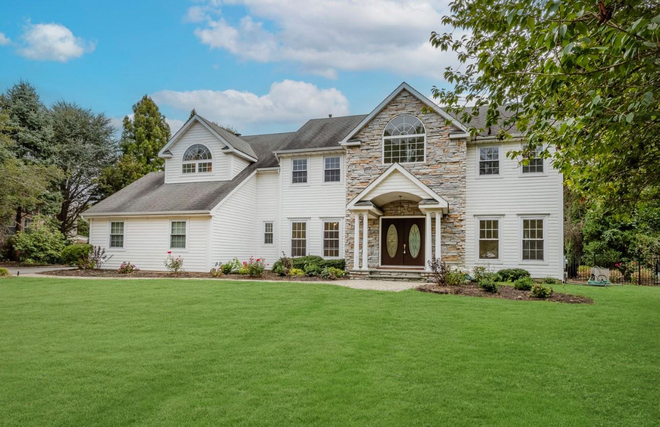 View of front of home featuring a front yard
