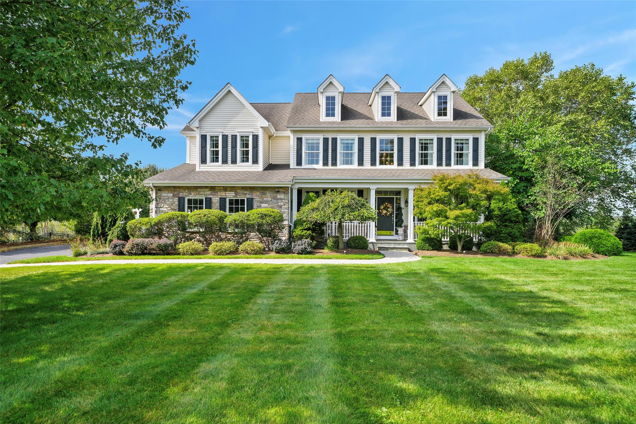 View of front of house featuring a porch and a front yard