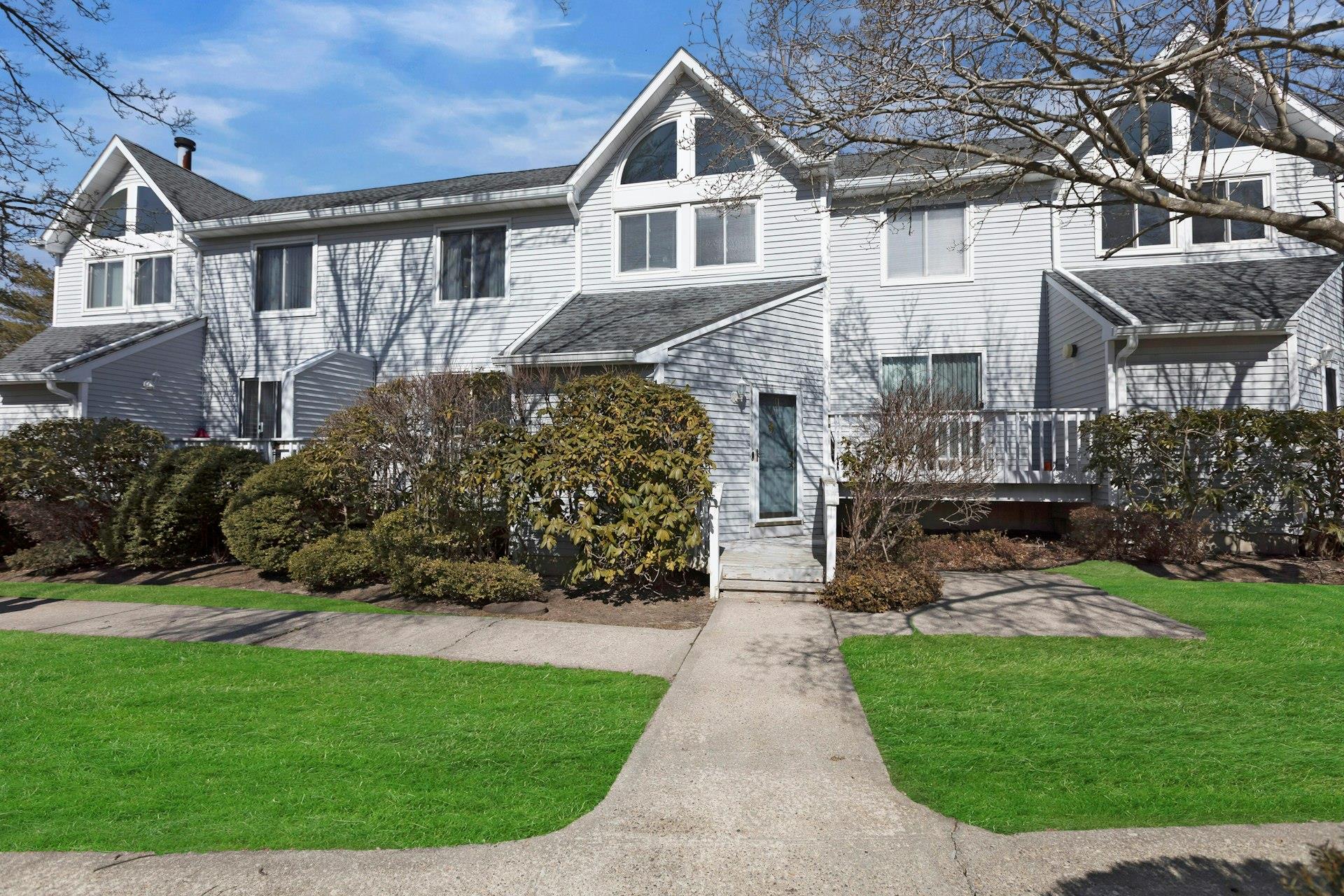 View of front facade featuring a front lawn