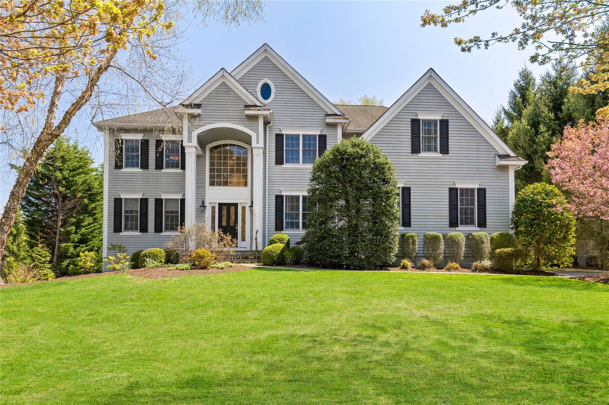 View of front facade featuring a front lawn