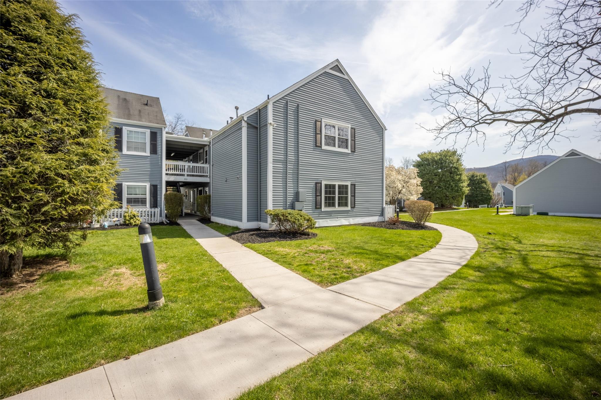 View of front of property featuring a front yard