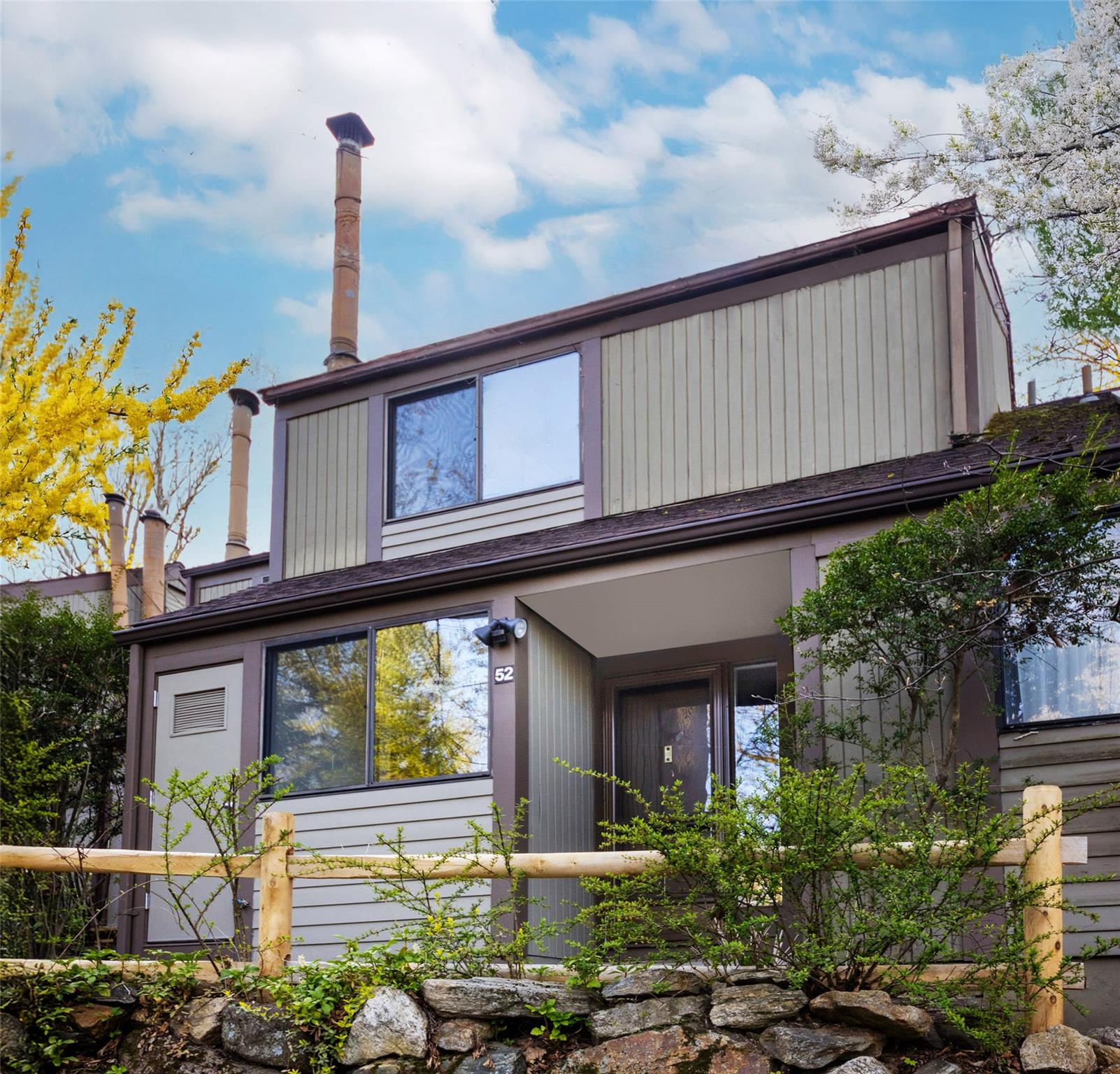 52 Round Hill Road Front