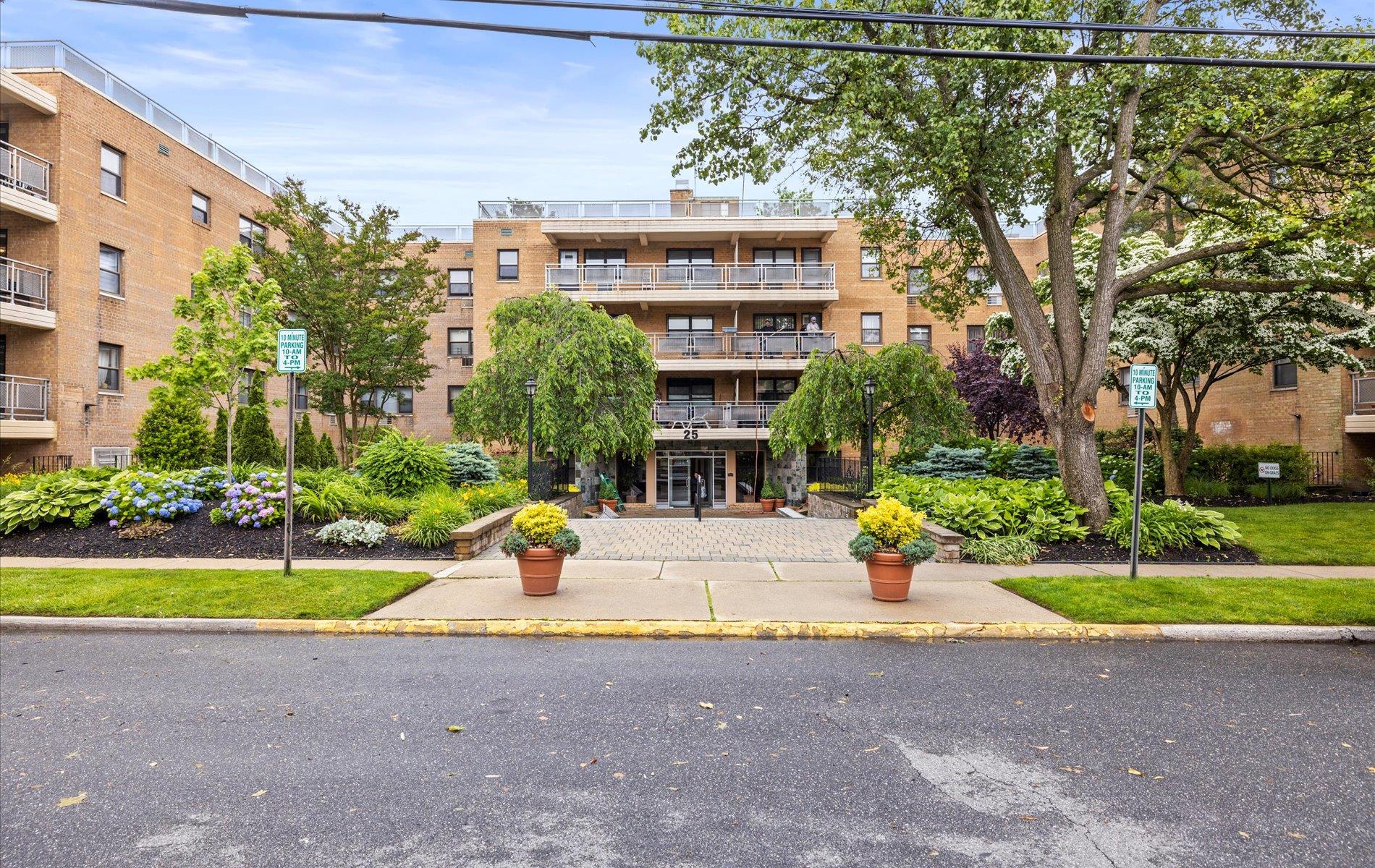 View of apartment building / complex