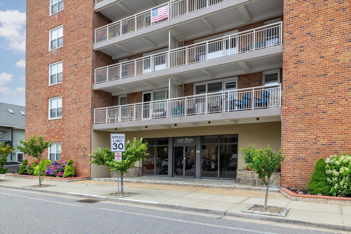 View of apartment building / complex