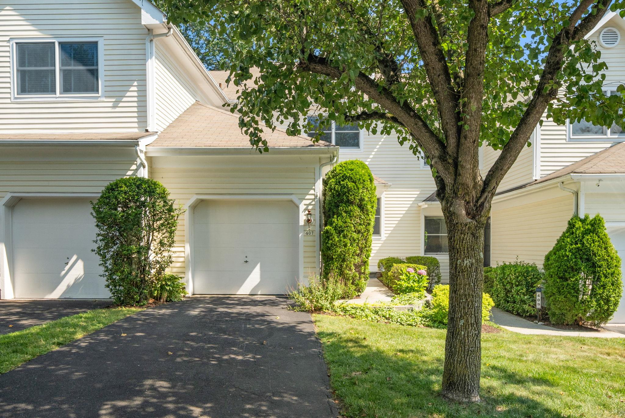 Welcome to 407 Glenwood Drive in Scarborough Manor!