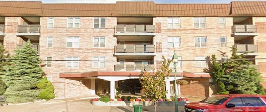 View of apartment building / complex