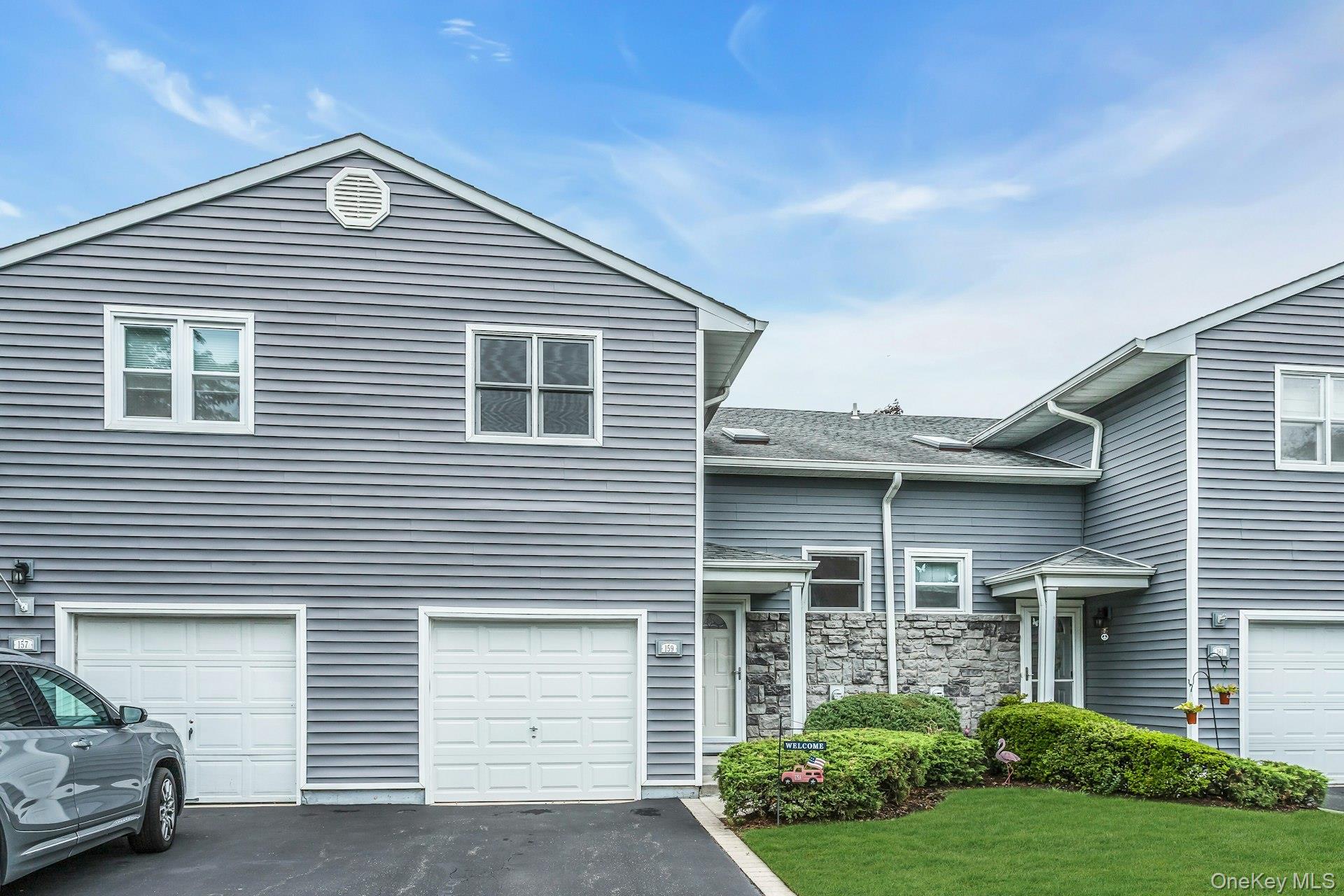 View of front facade with an attached garage and driveway