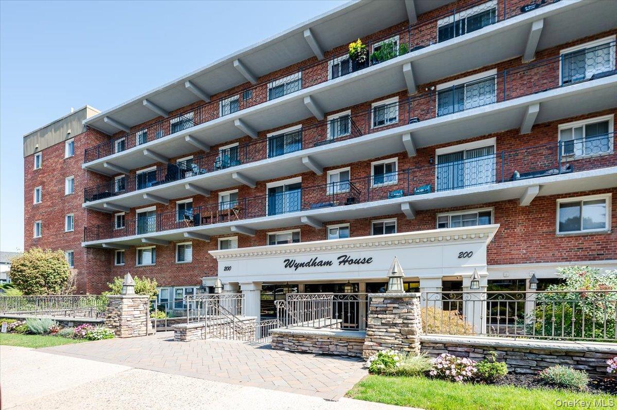 View of apartment building / complex