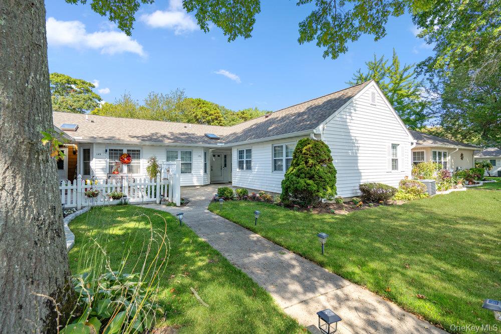 Ranch-style home with a shingled roof