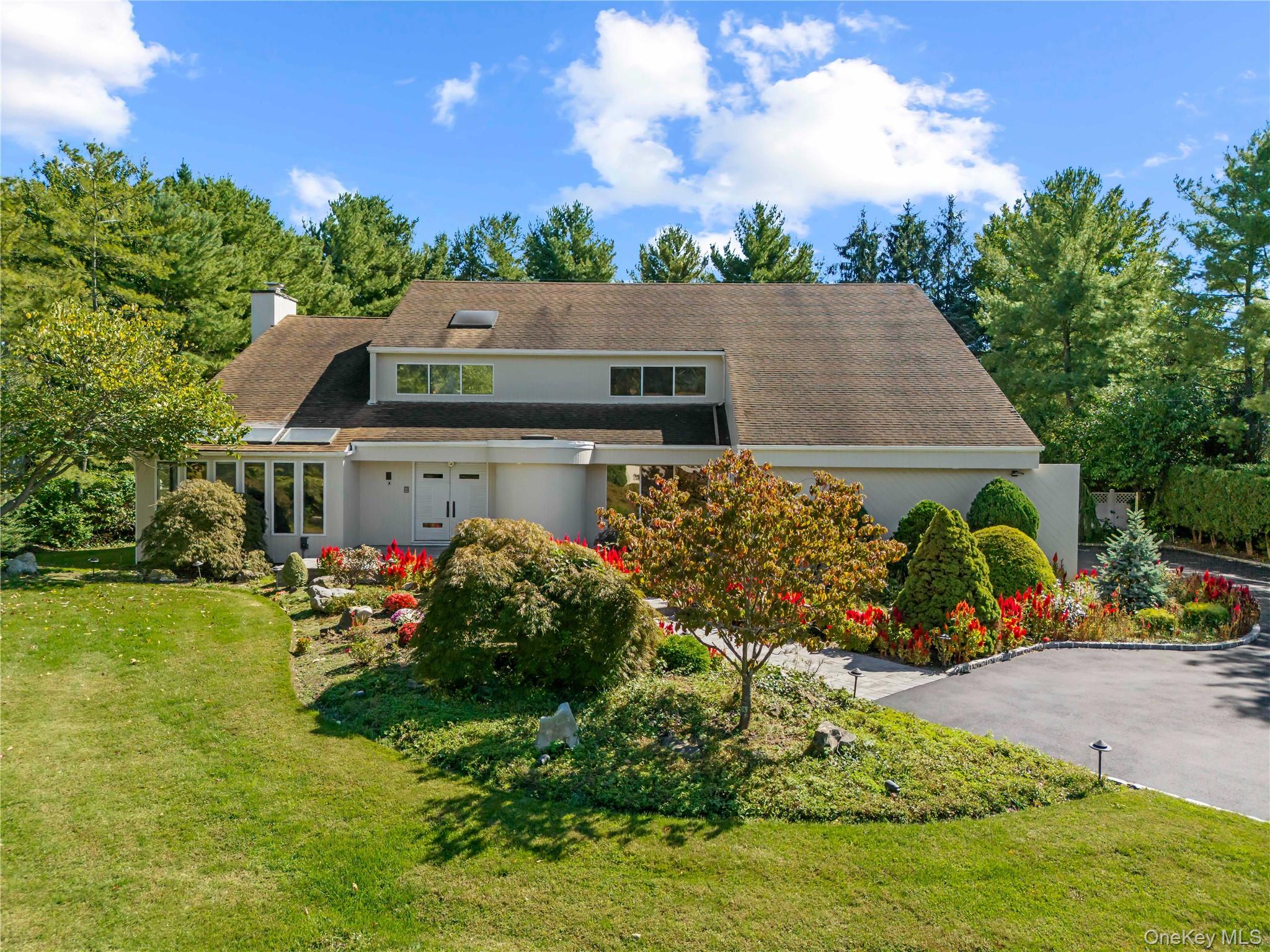 View of front of home featuring a front yard