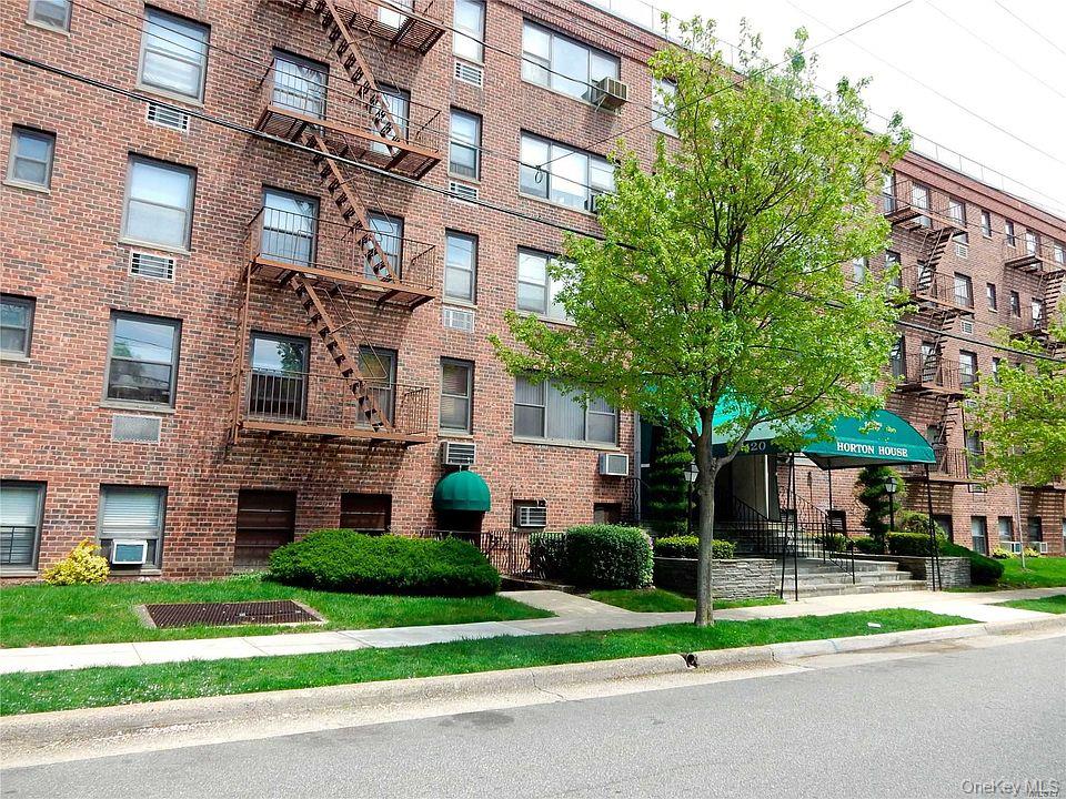 View of apartment building / complex