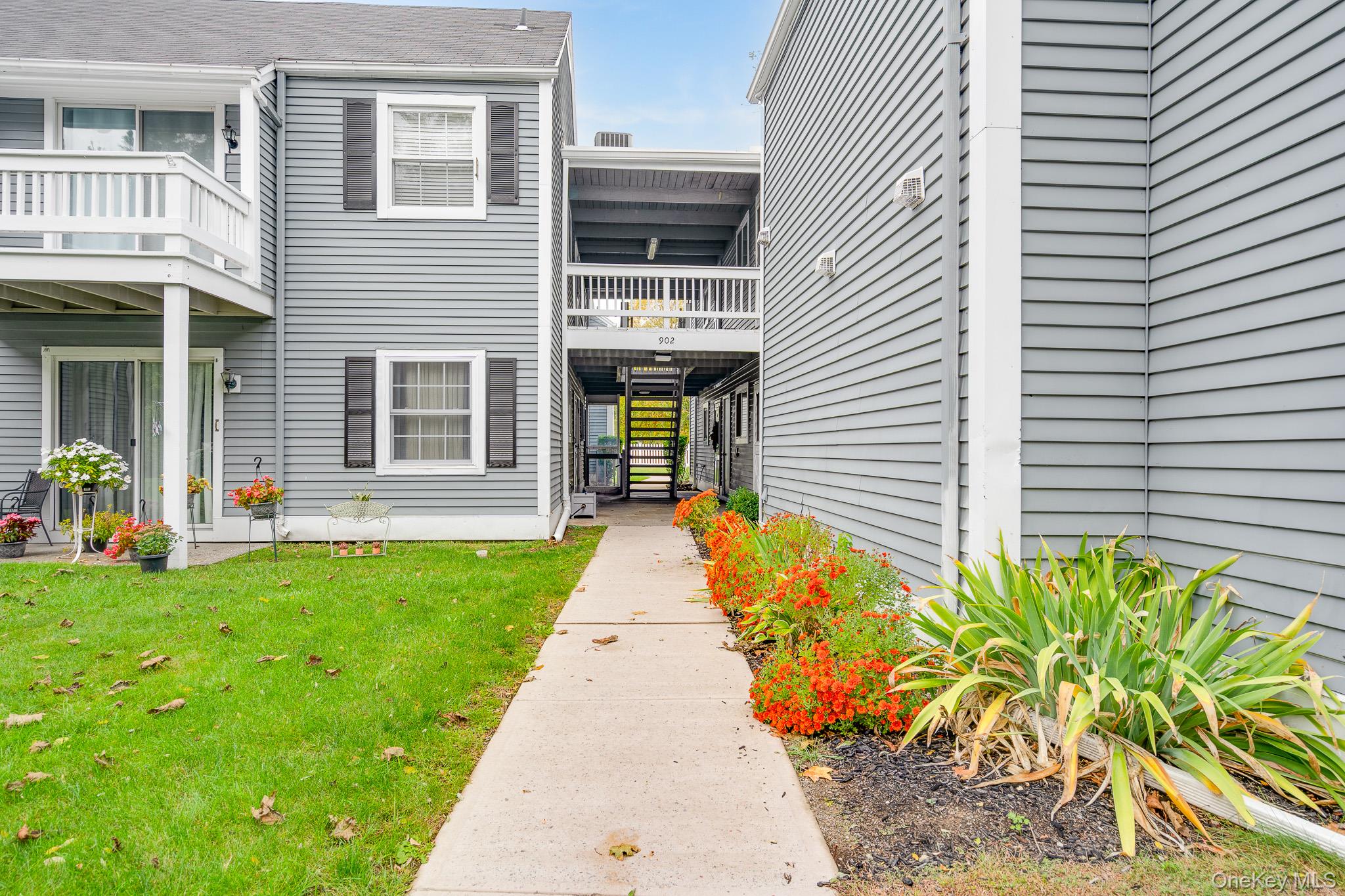 Entrance to property featuring a yard