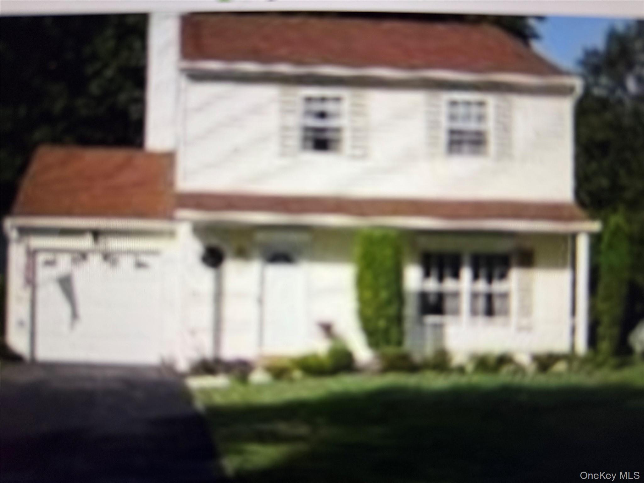 View of front facade featuring a front yard