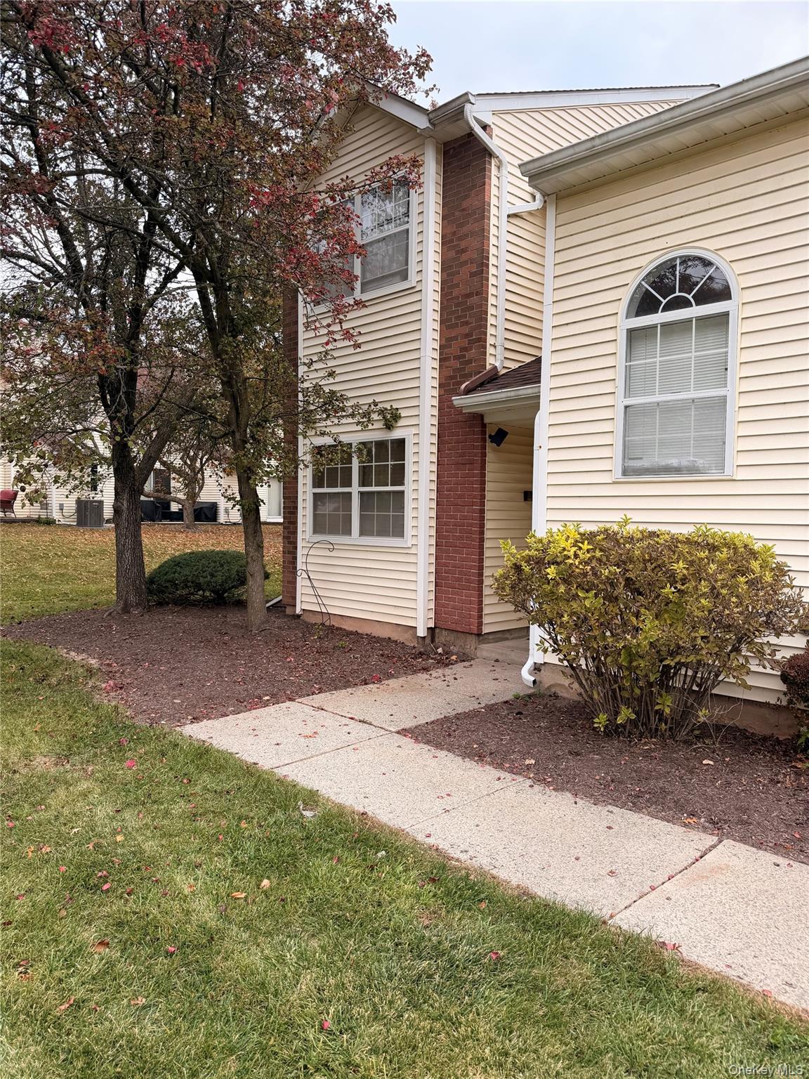 Property entrance featuring a yard
