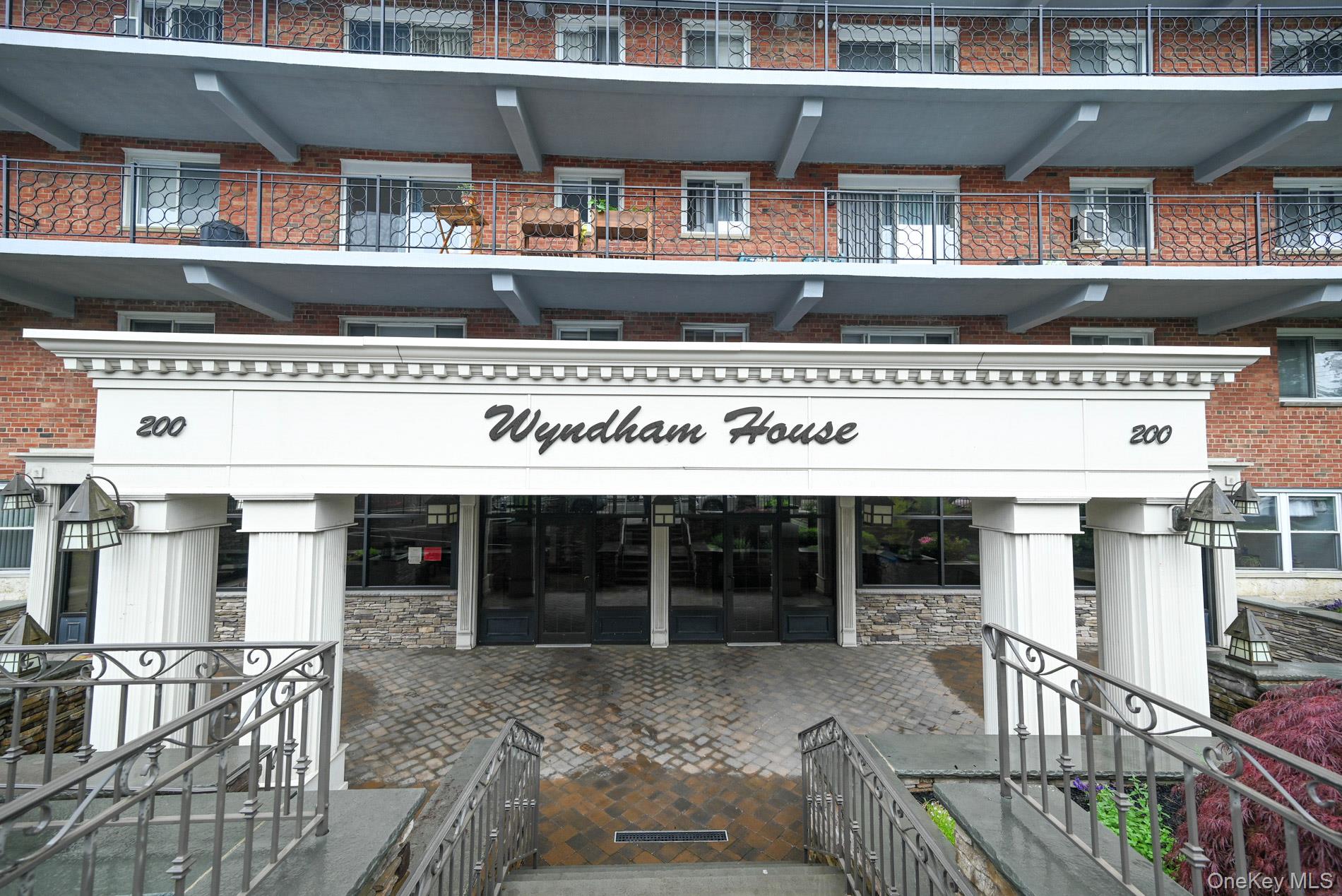 View of apartment building / complex