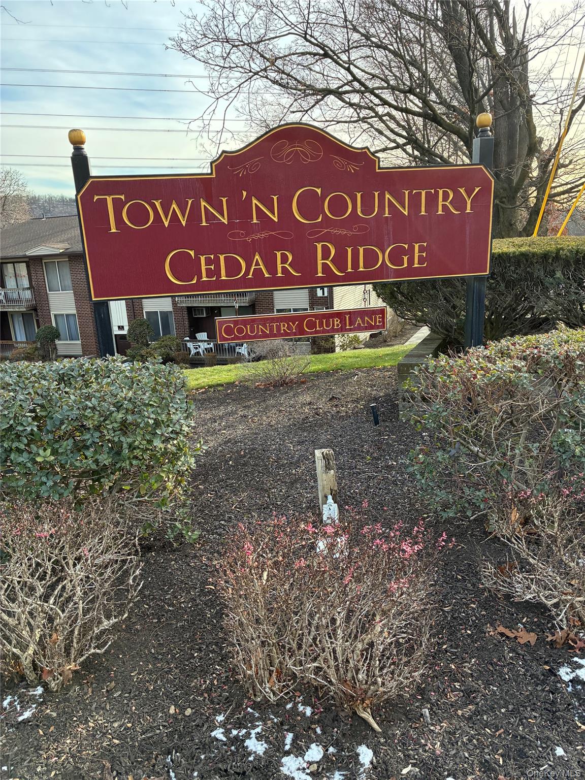 Town and Country--community / neighborhood sign