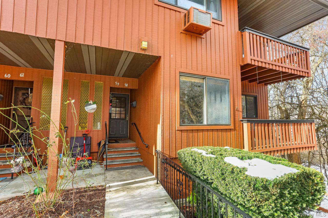 Welcome to this beautiful first floor end unit in Coachlight Square!
